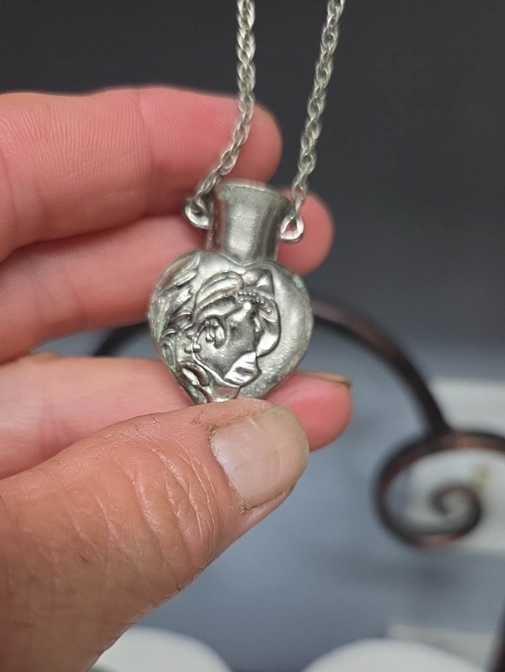 Vintage Art Nouveau Egyptian Style Heart Vase Pendant Necklace - Picture 5 of 5